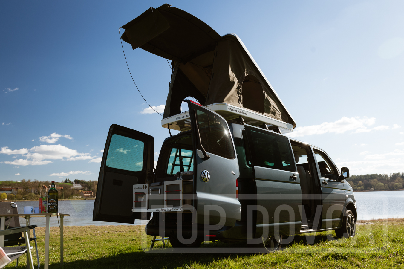 VW Transporter T5 s kempingovým VIVI boxem a střešním stanem typu A