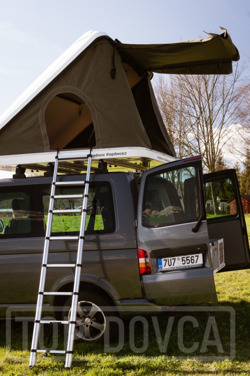 VW Transporter T5 s kempingovým VIVI boxem a střešním stanem typu A