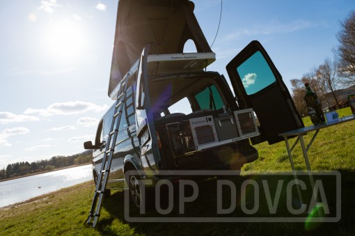 VW Transporter T5 s kempingovým VIVI boxem a střešním stanem typu A