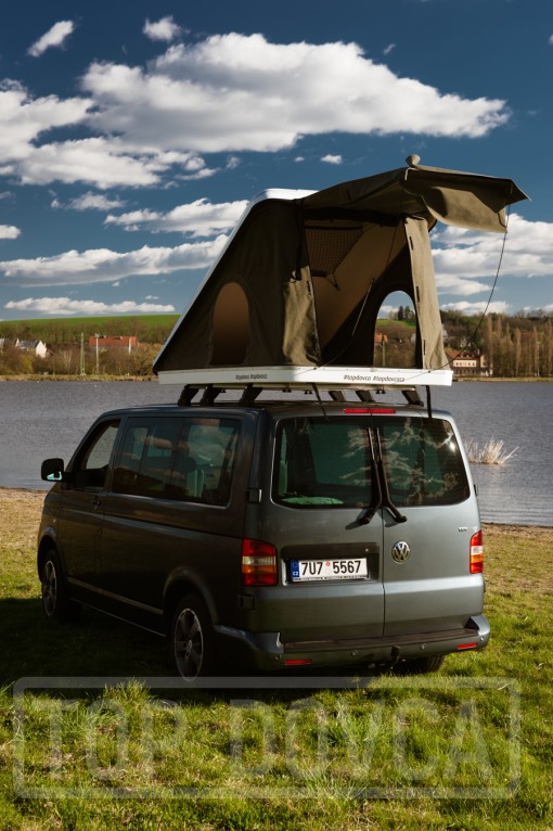VW Transporter T5 s kempingovým VIVI boxem a střešním stanem typu A