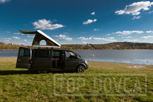 VW Transporter T5 s kempingovým VIVI boxem a střešním stanem typu A
