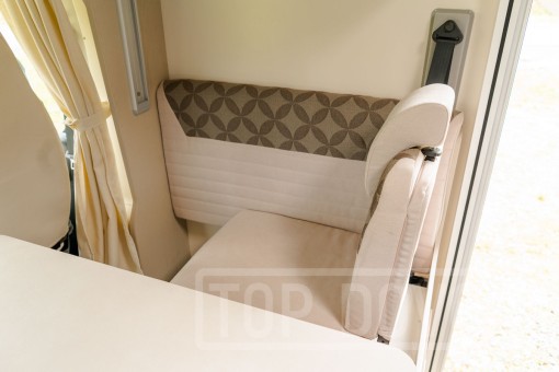 Interiér moderního polointegrovaného obytného vozu Fiat Ducato Rimor Seal 99 model 2024.