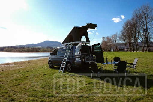 VW Transporter T5 s kempingovým VIVI boxem a střešním stanem typu A
