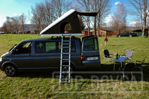 VW Transporter T5 s kempingovým VIVI boxem a střešním stanem typu A