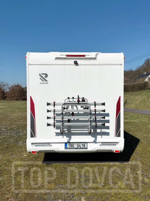 Nosič na kola Fiamma na polointegrovaném obytném voze Fiat Ducato Rimor Seal 99 model 2024.