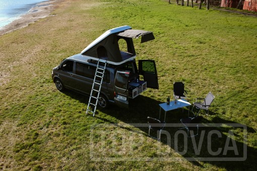 VW Transporter T5 s kempingovým VIVI boxem a střešním stanem typu A