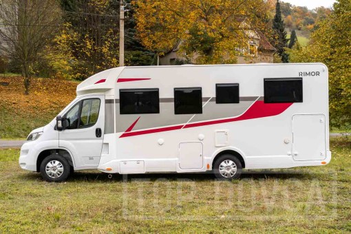 Moderní polointegrovaný obytný vůz Fiat Ducato Rimor Seal 99 model 2024.