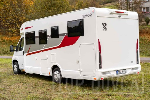 Moderní polointegrovaný obytný vůz Fiat Ducato Rimor Seal 99 model 2024.