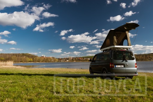 VW Transporter T5 s kempingovým VIVI boxem a střešním stanem typu A