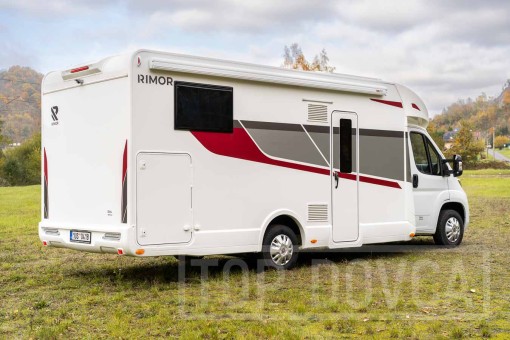 Moderní polointegrovaný obytný vůz Fiat Ducato Rimor Seal 99 model 2024.