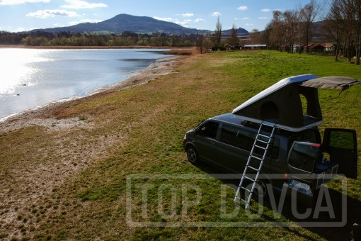 VW Transporter T5 s kempingovým VIVI boxem a střešním stanem typu A
