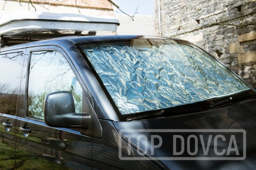 VW Transporter T5 s termoizolačními clonami na všech oknech