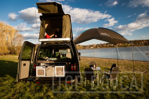 VW Transporter T5 s kempingovým VIVI boxem a střešním stanem typu A