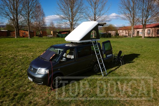 VW Transporter T5 s kempingovým VIVI boxem a střešním stanem typu A