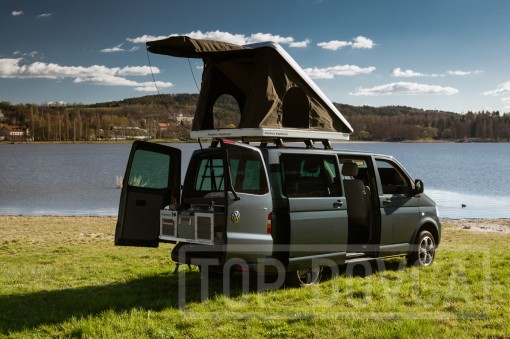 VW Transporter T5 s kempingovým VIVI boxem a střešním stanem typu A