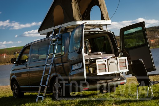 VW Transporter T5 s kempingovým VIVI boxem a střešním stanem typu A