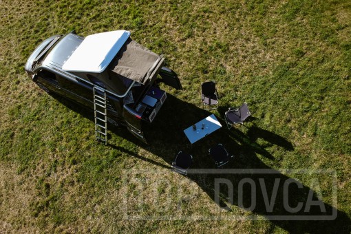 VW Transporter T5 s kempingovým VIVI boxem a střešním stanem typu A