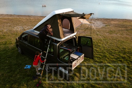 VW Transporter T5 s kempingovým VIVI boxem a střešním stanem typu A