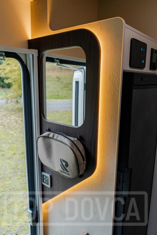Interiér moderního polointegrovaného obytného vozu Fiat Ducato Rimor Seal 99 model 2024.
