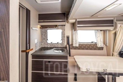 Interiér moderního polointegrovaného obytného vozu Fiat Ducato Rimor Seal 99 model 2024.