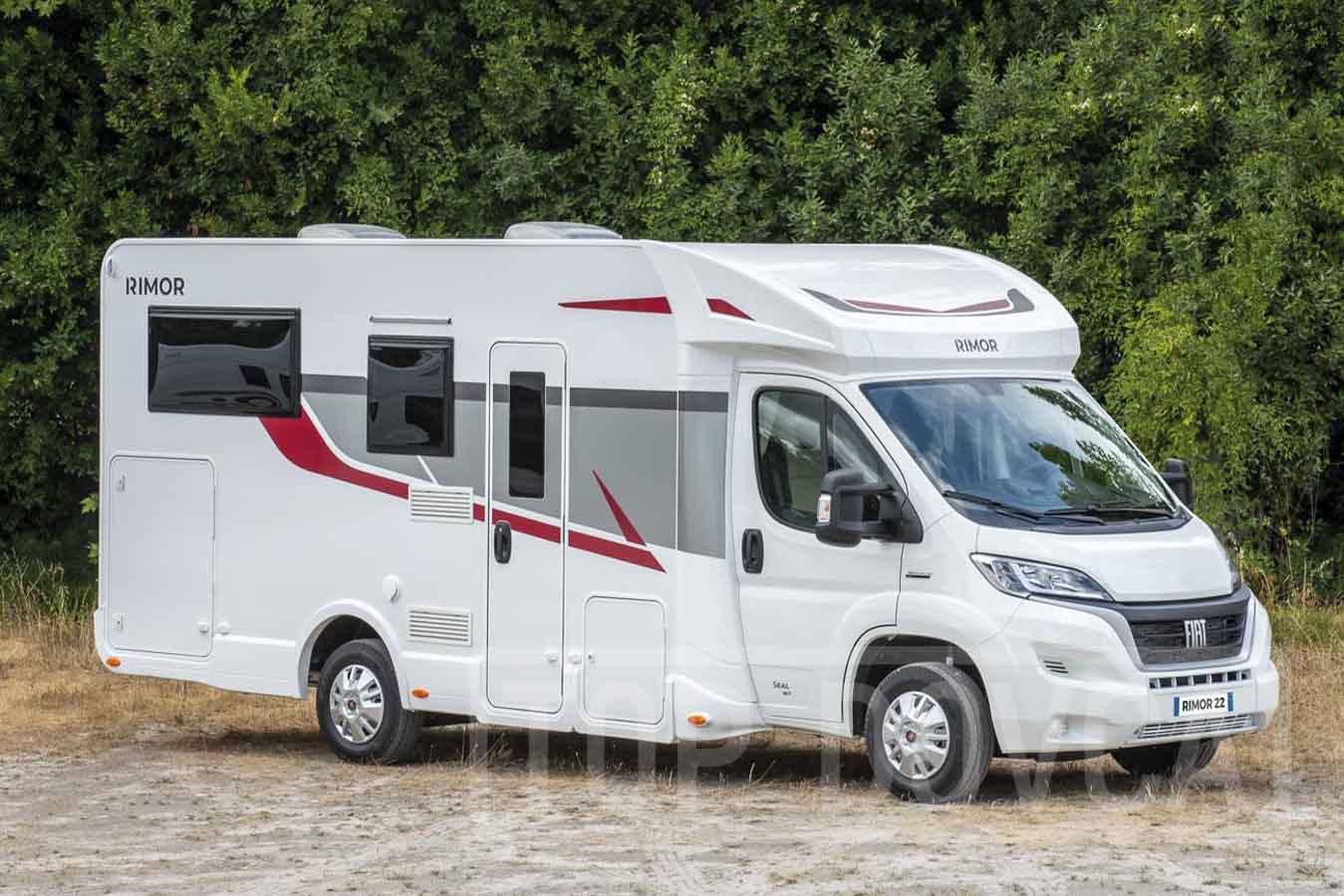 Moderní polointegrovaný obytný vůz Fiat Ducato Rimor Seal 99 model 2024.